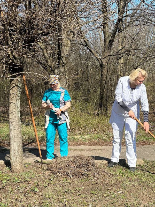 Василий Ткачук: Сегодня, 4 апреля, в Калининском районе г. Донецка, в рамках двухмесячника по благоустройству прошла еженедельная акция «Чистый четверг»