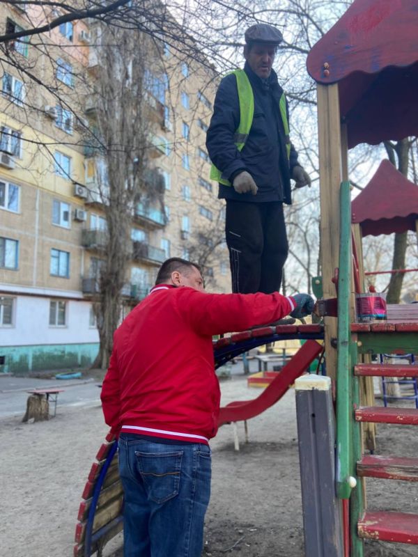 Иван Адамец: Представители администрации Куйбышевского района совместно с МУП АГД «УК Куйбышевского района», в рамках единого санитарного дня «Чистый четверг», провели работы по благоустройству детской площадки