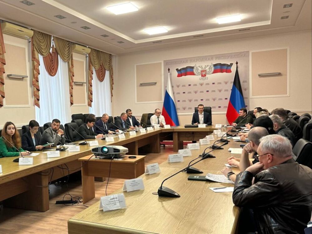 Вице-премьер Владимир Ежиков провели совещание по вопросам недропользования