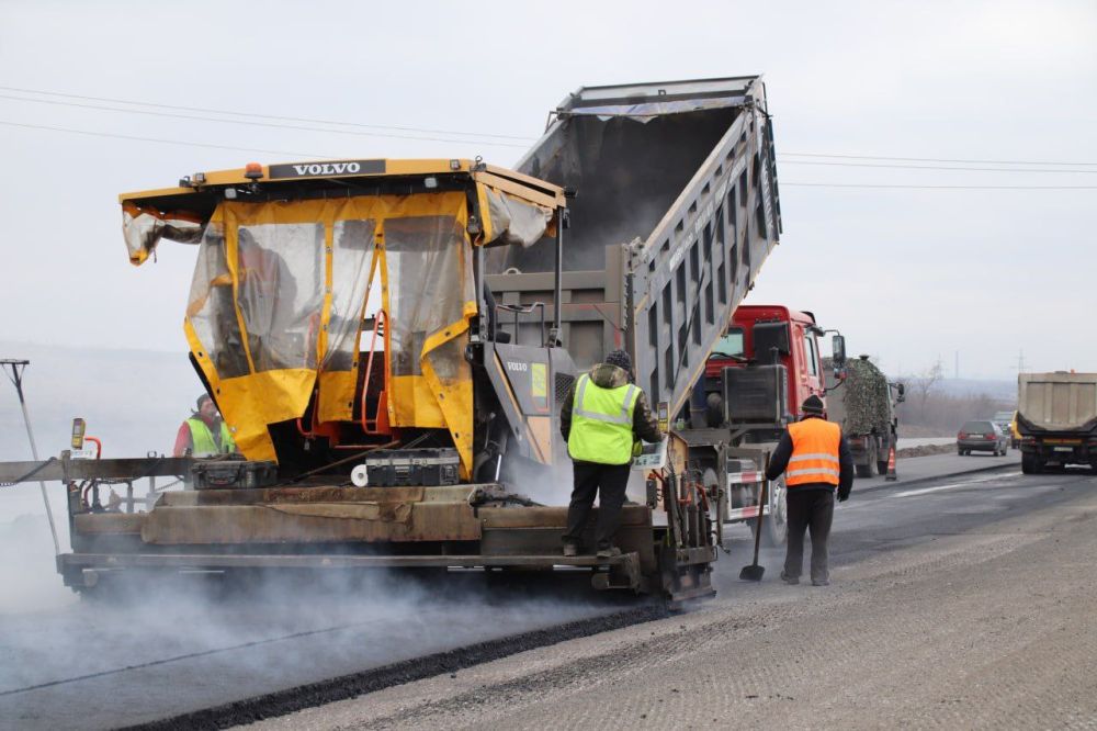 Дорожники приступили к ремонту последнего участка основной автотрассы между Луганском и Донецком