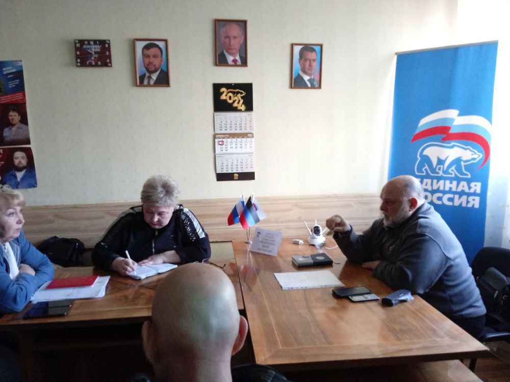 Сегодня, 9 апреля, в общественной приемной партии "Единая Россия" Киевского района города Донецка, депутат Народного Совета ДНР Юрий Сивоконенко провел прием граждан