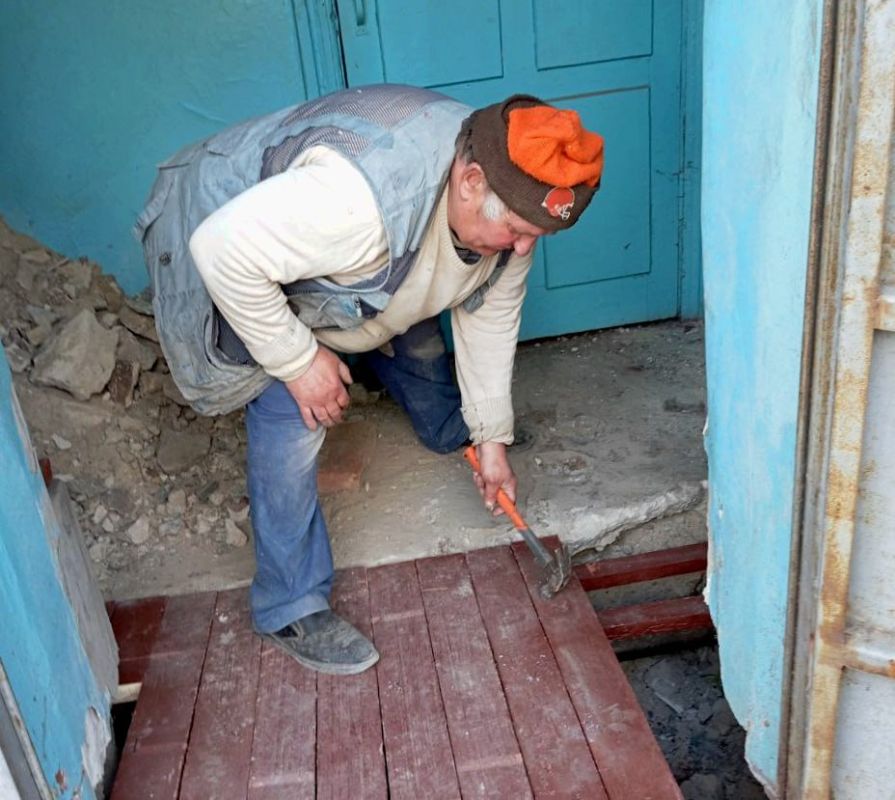 Иван Адамец: В Куйбышевском районе специалисты МУП АГД "УК Куйбышевского района" продолжают ремонтные работы в подведомственном жилом фонде