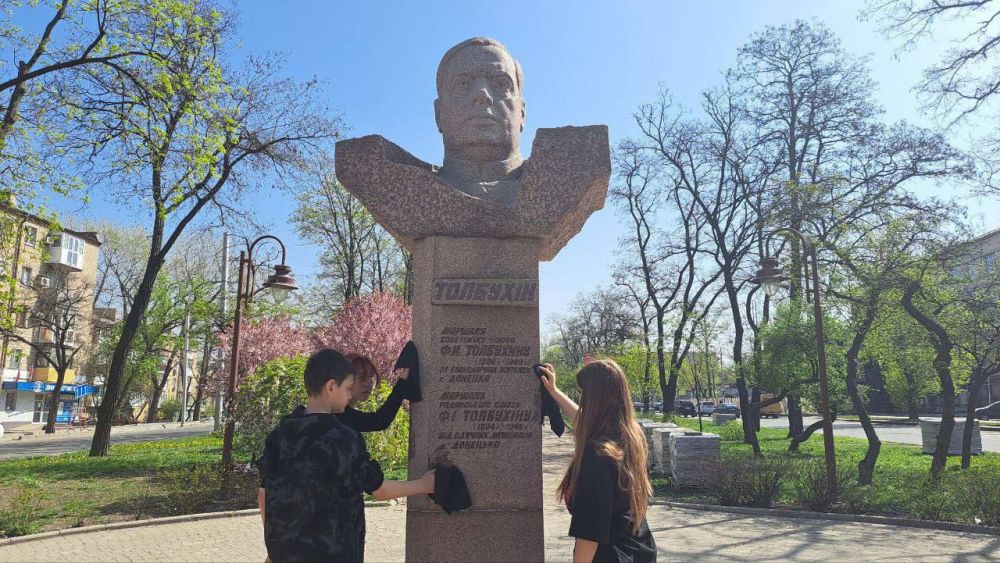 Василий Ткачук: 11 апреля, в рамках подготовки к празднованию 79-й годовщины Победы в Великой Отечественной войне в Калининском районе города Донецка состоялась акция «Будем помнить»