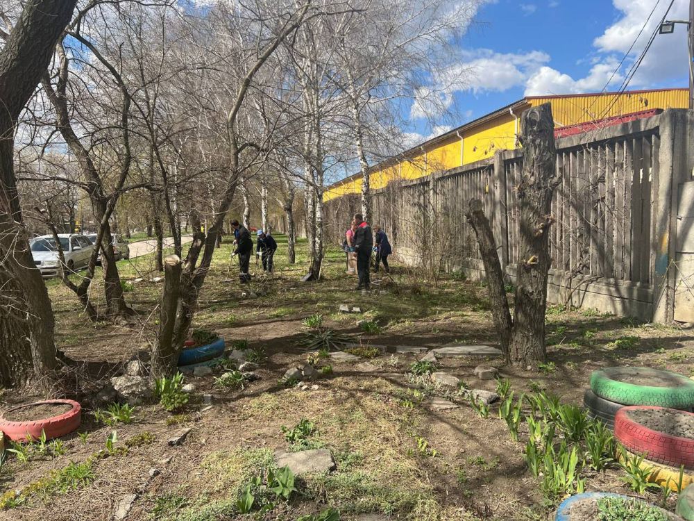 Василий Ткачук: Сегодня, в рамках проведения акции «Чистый четверг» силами предприятий, учреждений, организаций Калининского района г. Донецка организована уборка и наведение чистоты в районе