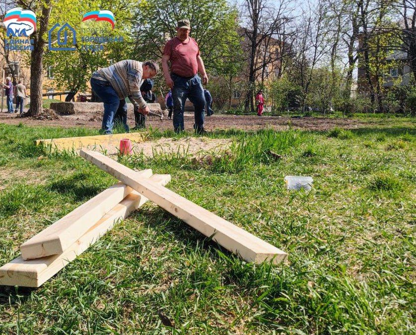 Иван Адамец: Представители администрации Куйбышевского района совместно с МУП АГД «УК Куйбышевского района», в рамках реализации партийного проекта «Городская среда», провели работы по благоустройству детской площадки по адресу: Панфилова, 124