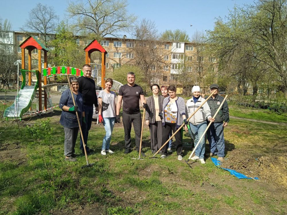 Василий Ткачук: Сегодня, в рамках двухмесячника по благоустройству, сотрудники администрации Калининского района г. Донецка провели "Чистый четверг" на придомовой территории жилого дома № 52 по улице Владычанского