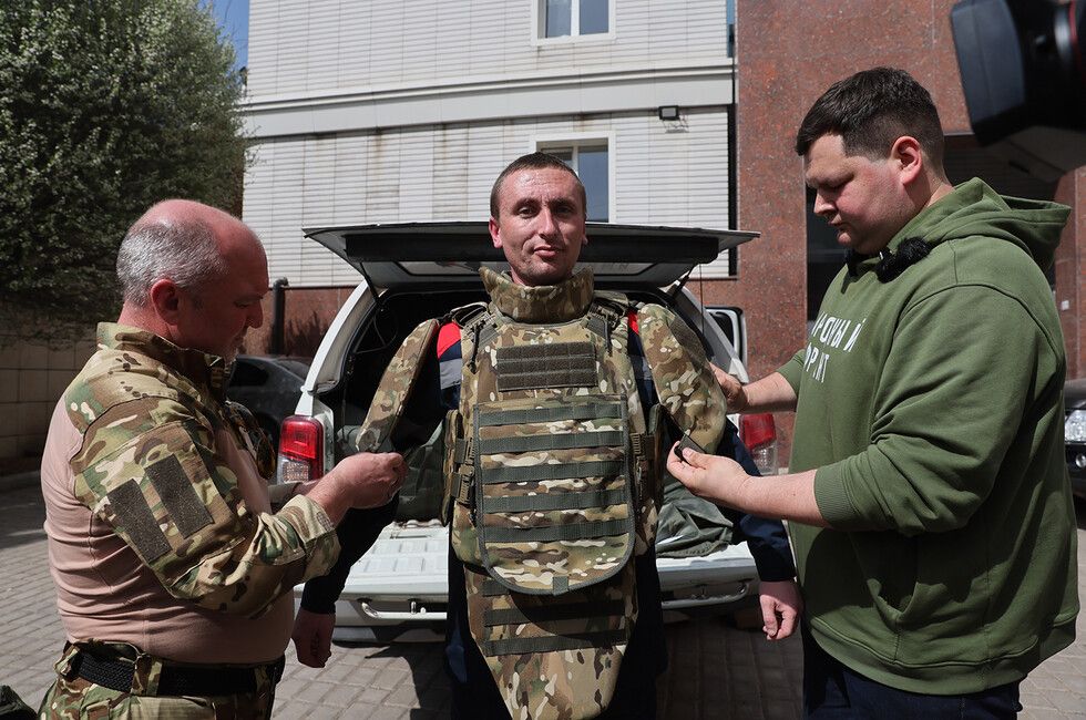Донецким энергетикам, работающим в обстреливаемых районах, привезли каски и бронежилеты