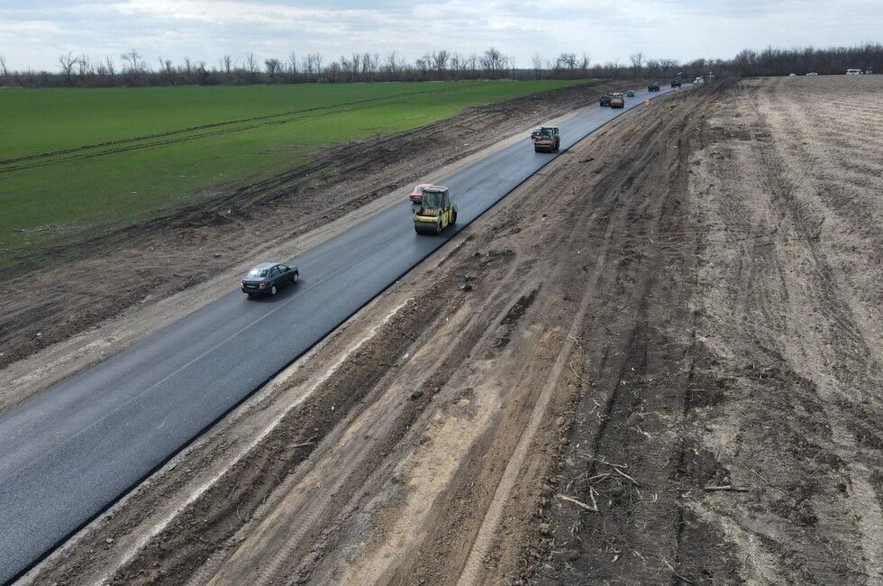 На трассе Донецк — КПП Успенка начали укладывать верхний слой нового асфальта