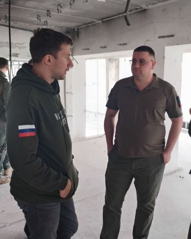 Юрий Мартынов: Сегодня вместе с главой Мариуполя Олегом Моргуном и гроссмейстером, чемпионом мира Сергеем Карякиным посетили будущую шахматную школу, ознакомились с ходом ремонтных работ