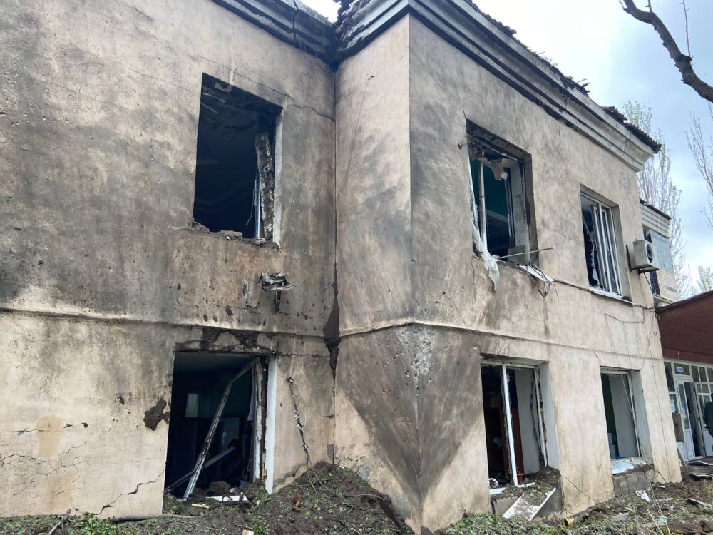 В результате прямого попадания двух снарядов ВФУ повреждено одно из учреждений здравоохранения Горловки, сообщил Иван Приходько