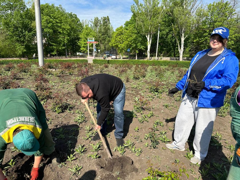 Иван Адамец: В рамках общегородского субботника и весеннего двухмесячника по благоустройству, активисты местного отделения партии "Единая Россия" совместно с МУП АГД "Зеленстрой Куйбышевского района" высадили порядка 200 саженцев роз