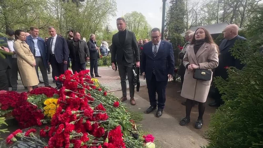 Андрей Крамар вместе с делегацией от Донецкого регионального отделения ЛДПР возложили цветы к памятнику Владимира Вольфовича Жириновского в Москве