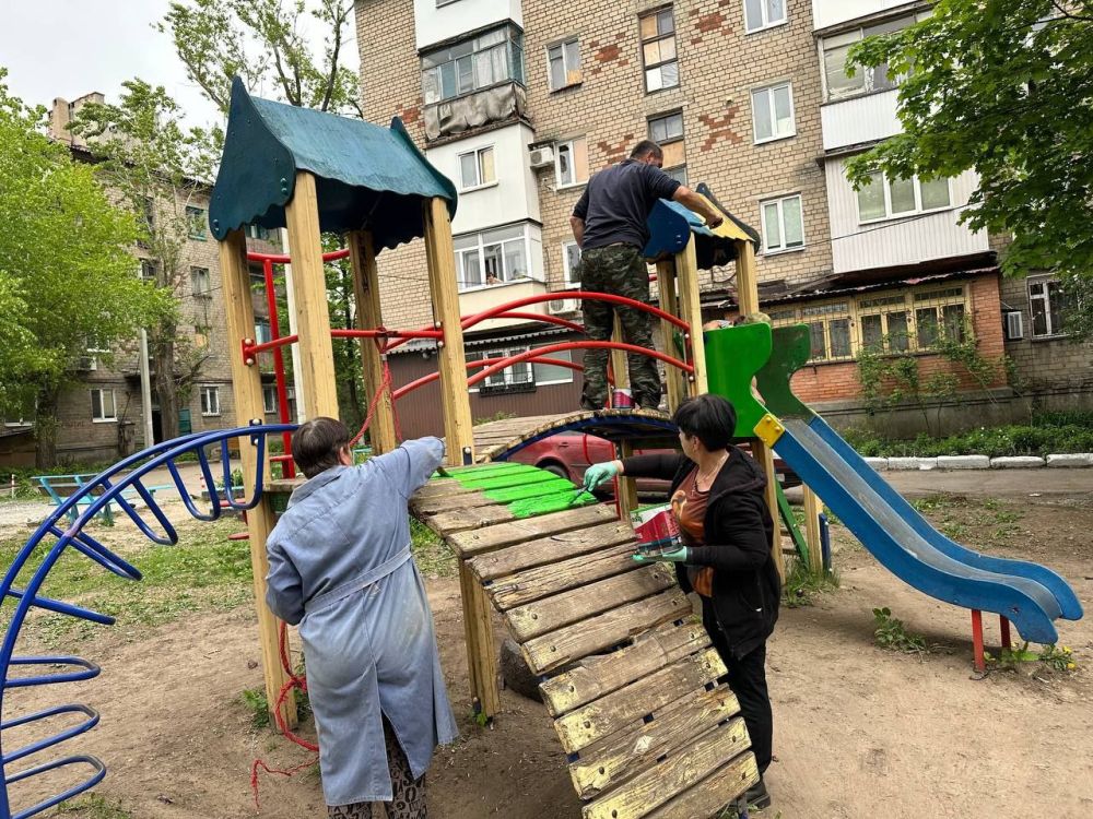 Иван Адамец: Активисты первичной ячейки Куйбышевского района совместно с МУП АГД «УК Куйбышевского района», в рамках реализации партийного проекта «Городская среда», провели работы по благоустройству детской площадки по адресу: Бакинских Комиссаров, 12