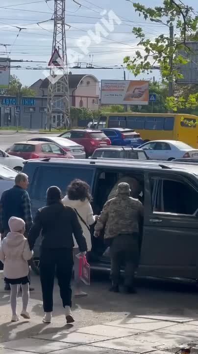 Михаил Онуфриенко: Анатолий Шарий опубликовал видео, как будущий захисник ВСУ просит работников ТЦК хунты помочь ему отправится на восточный фронт