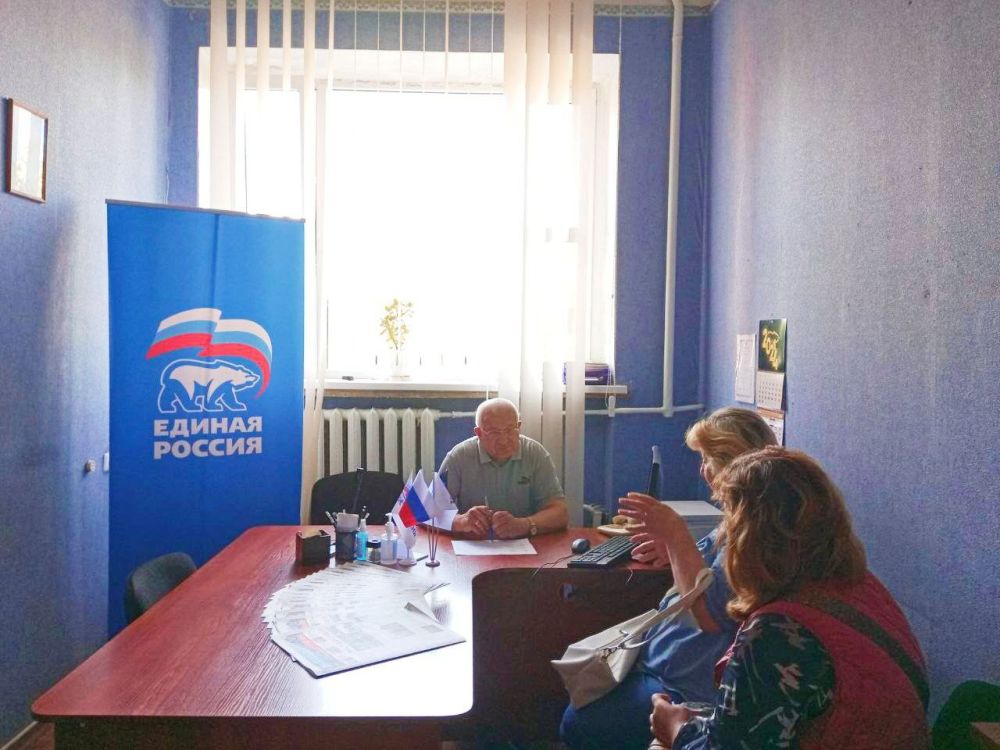 Наталья Бегуненко: В пятницу, 3 мая, в общественной приёмной партии «Единая Россия» Петровского района г. онецка состоялся приём граждан первым заместителем главы администрации Петровского района г. онецка Плахутиным Юрием Ивановичем