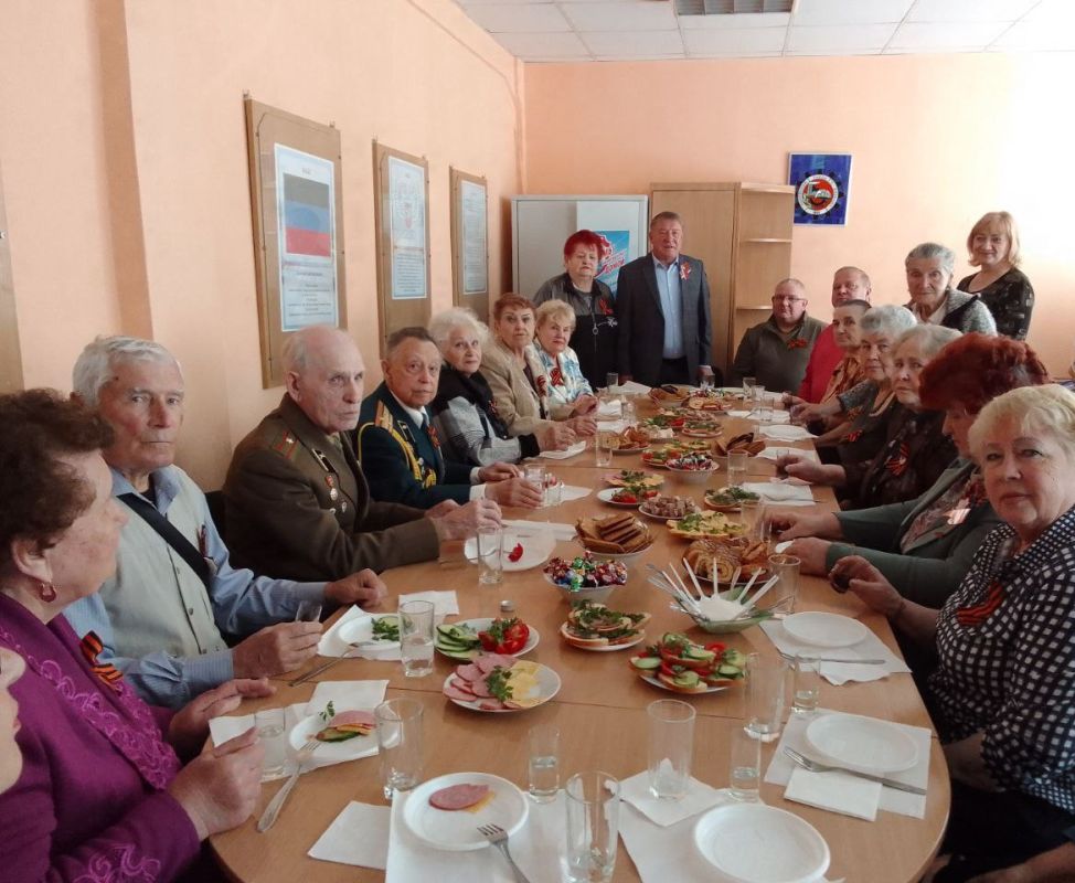 Сегодня, 7 мая в преддверии Дня Победы в администрации Кировского района г.Донецка состоялась встреча с активом районной ветеранской организации