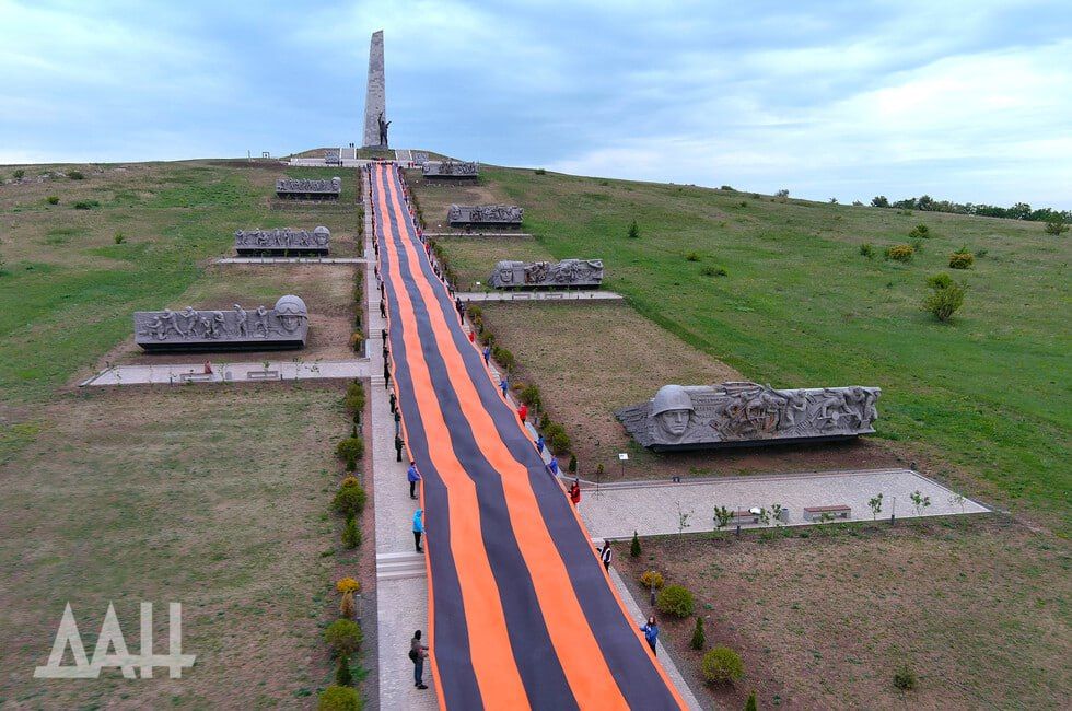 ДНР. 300-метровую георгиевскую ленту развернули на мемориальном комплексе Саур-Могила в преддверии 79-й годовщины Дня...