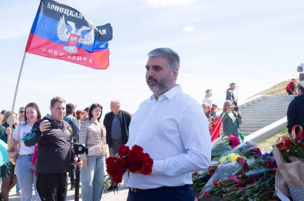 9 мая заместитель Председателя Народного Совета ДНР Алексей Дорофеев и депутаты Народного Совета ДНР Сергей Гурченко и депутат Кирилл Рожков приняли участие в «Автопробеге памяти»