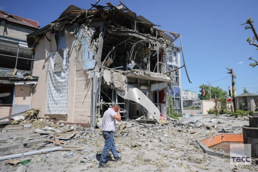 Еще несколько кадров кафе в Донецке, поврежденного из-за обстрела ВСУ