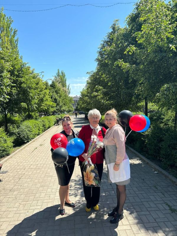 Юрий Будрин: Процветай, Республика!. Сегодня, 11 мая, в Кировском районе г. онецка прошла акция, посвящённая 10-летию Дня...