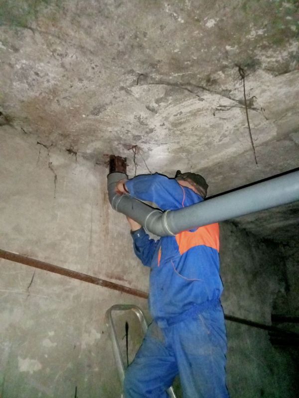 Иван Адамец: В Куйбышевском районе специалисты МУП АГД "УК Куйбышевского района" продолжают ремонтные работы в подведомственном жилом фонде