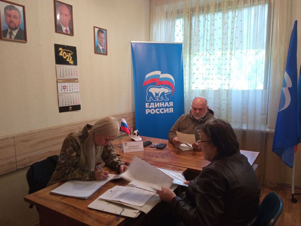 Сегодня, 14 мая, в общественной приемной партии "Единая Россия" Киевского района города Донецка, депутат Народного Совета ДНР Юрий Сивоконенко провел прием граждан