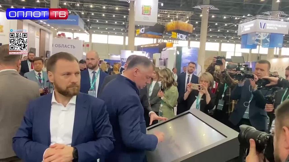 Заместитель Председателя Правительства Российской Федерации Марат Хуснуллин посетил выставочный стенд Донецкой Народной Республики на международном форуме «Россия – исламский мир: KazanForum»