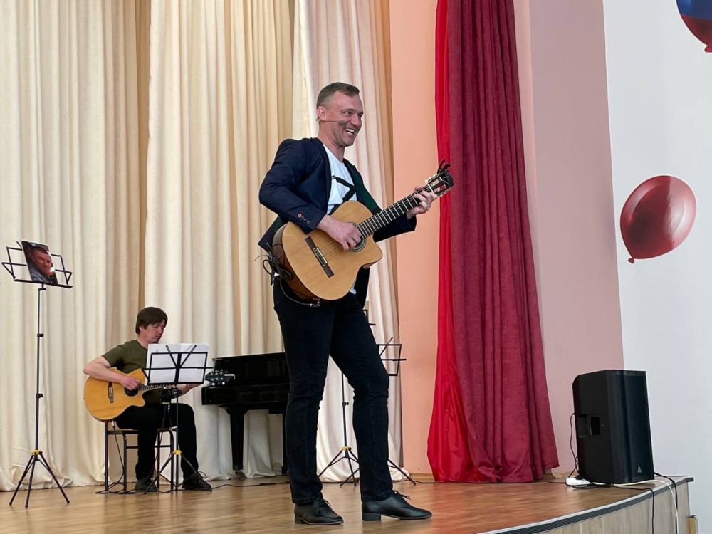 Опять над Донбассом летят журавли И души на небо взлетают