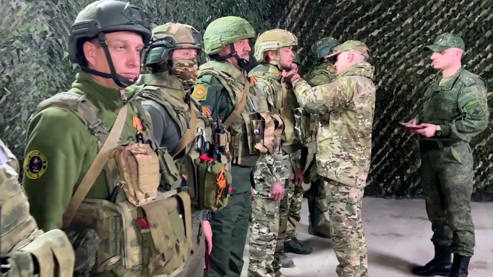 Добровольцев отряда БАРС наградили на передовой