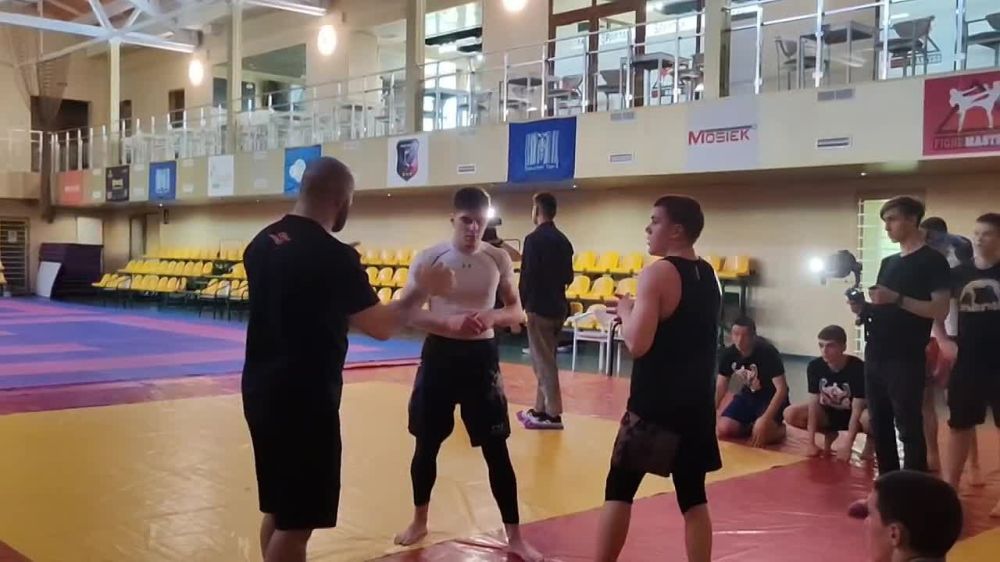 Юрий Мартынов: Делюсь с вами кадрами с открытой тренировки, которую провел сегодня профессиональный боец смешанного стиля Максим Дивнич