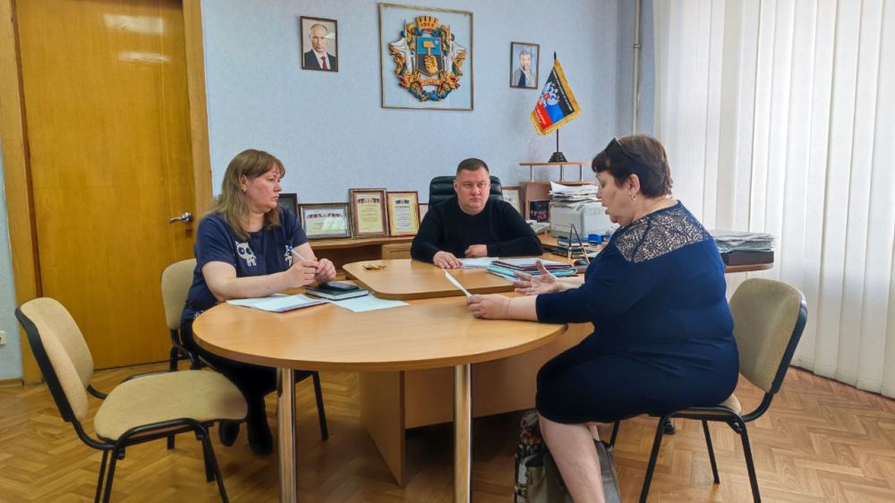 В понедельник, 27 мая, руководитель Управы Куйбышевского внутригородского района Администрации городского округа Донецк Иван Адамец провел прием граждан