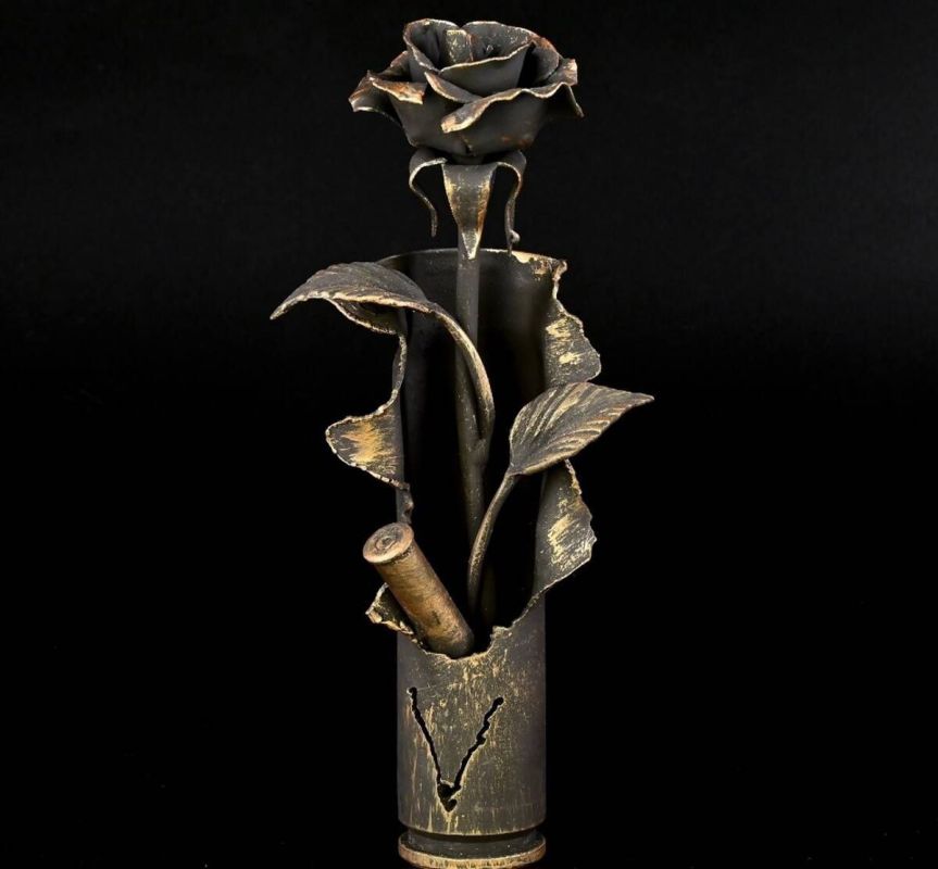 Наши кузнецы выковали розу из снаряда ВСУ, ударившего по киевскому району Донецка