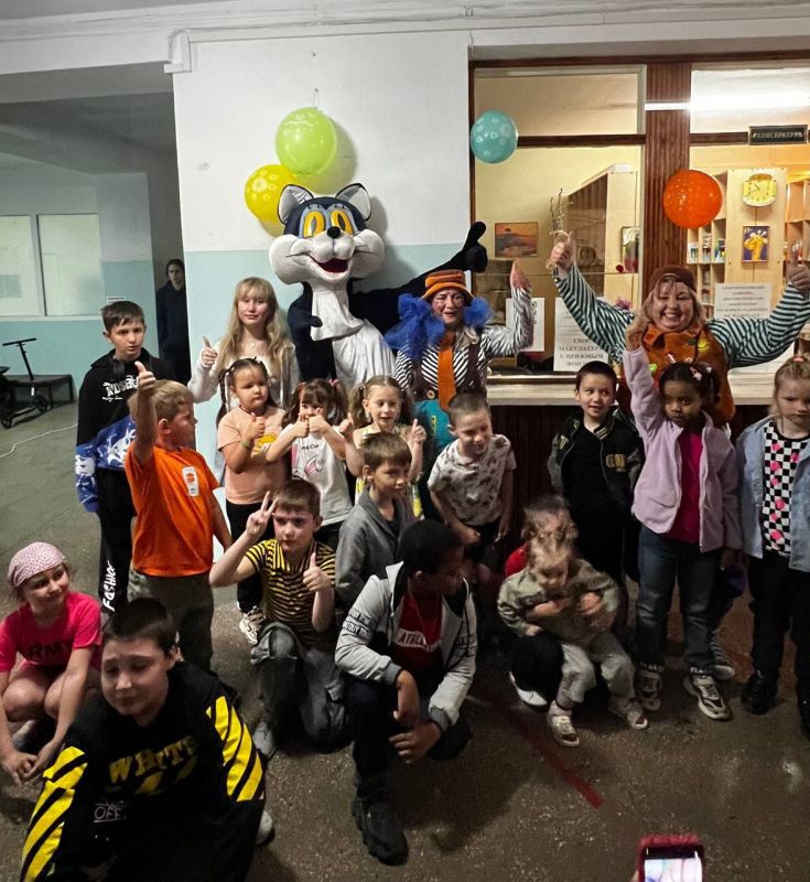 В честь Дня защиты детей сотрудники ГБУ "Городская детская клиническая больница г. онецка" совместно с Донецким Республиканским академическим театром кукол организовали веселый и зажигательный праздник