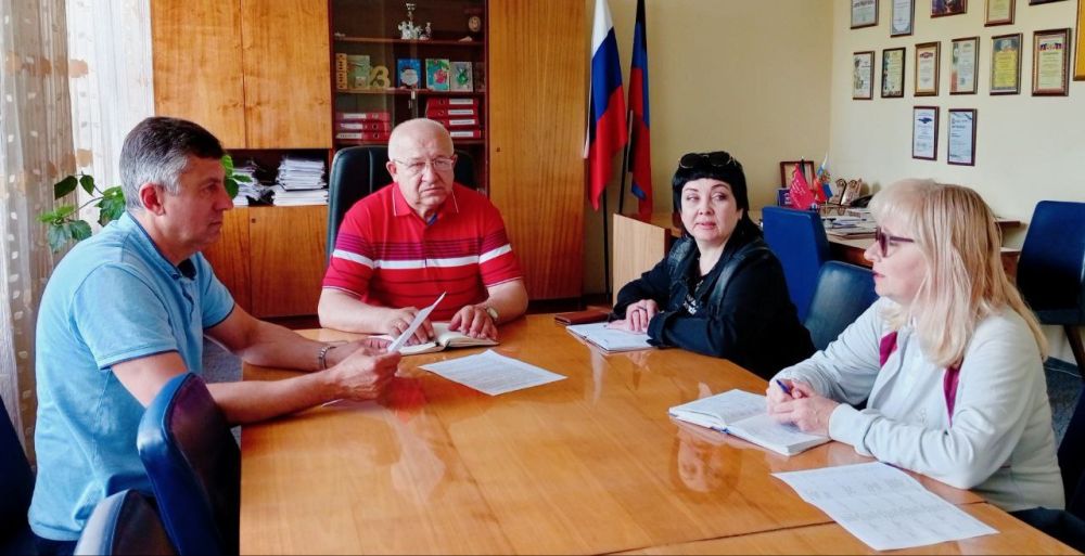 Наталья Бегуненко: Сегодня, 31 мая, первый заместитель руководителя Управы Петровского внутригородского района Администрации городского округа Донецк Плахутин Юрий Иванович провел рабочую встречу с сотрудниками учреждений культуры