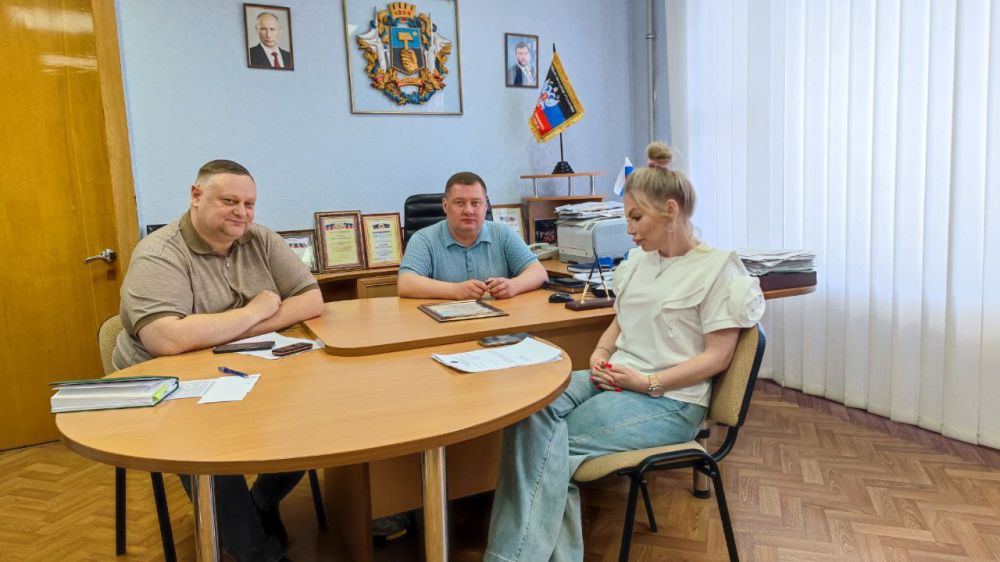 Сегодня, 7 июня, состоялось малое аппаратное совещание Управы района, которое провел руководитель Управы Куйбышевского внутригородского района Администрации городского округа Донецк Иван Адамец