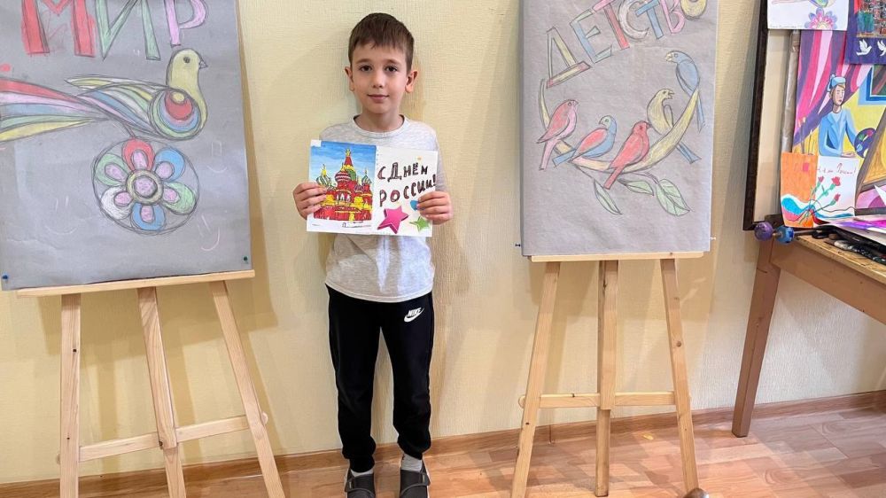 Юрий Будрин: В преддверии празднования Дня России участники Народной студии изобразительного искусства "Радуга" МБУ "Дворец культуры им. . ранко г. онецка" подготовили тематическую выставку художественных работ "Россия-Родина моя"