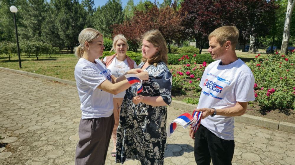 Иван Адамец: Сегодня, 11 июня, в Управе Куйбышевского района Администрации Донецка сектор по делам молодёжи, культуры и спорта провел акцию «Триколор» в честь Дня России