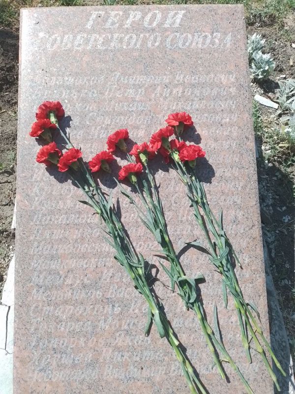 Юрий Будрин: Сегодня в Кировском районе г. онецка состоялось возложение цветов к Памятным плитам на Аллее Памяти