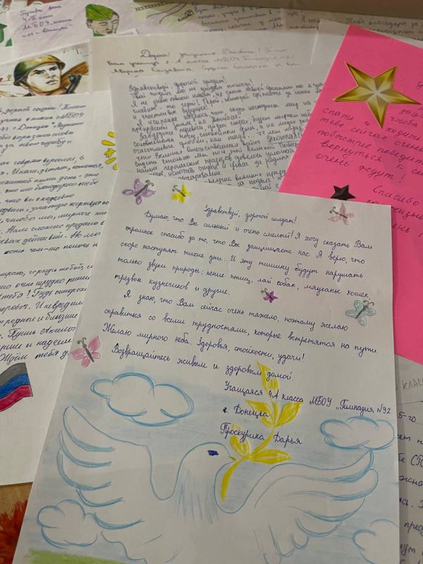 Юрий Будрин: В преддверии праздника Дня России обучающиеся общеобразовательных учреждений Кировского района города Донецка подготовили письма для военнослужащих