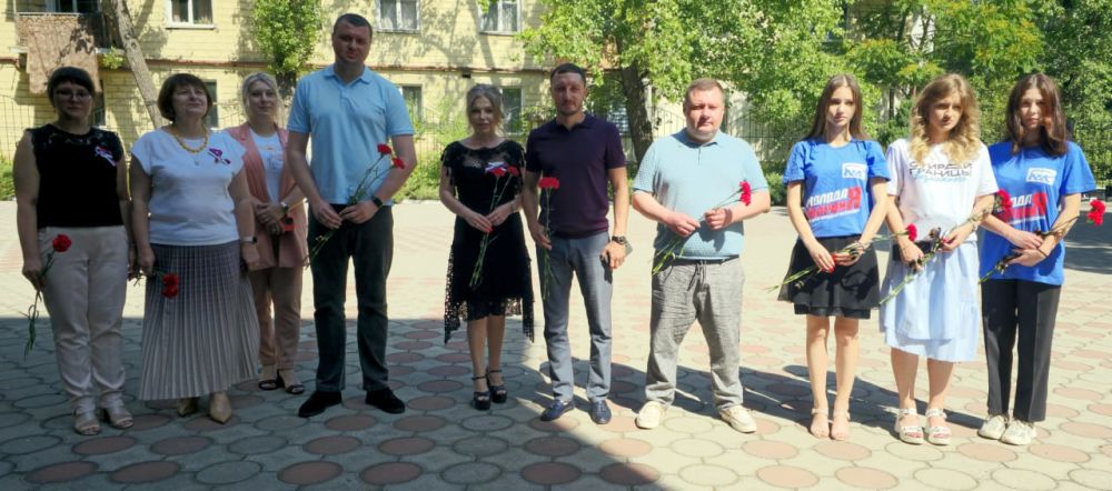 Иван Адамец: В Куйбышевском районе у стелы «Гордость Университета» почетным выпускникам Донбасской юридической академии, состоялось возложение цветов в преддверии Дня России