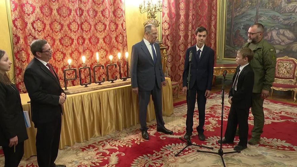 12 июня, в День России, Сергей Лавров встретился с учащимися средней Школы-интерната МИД России, Александром и Алексеем...