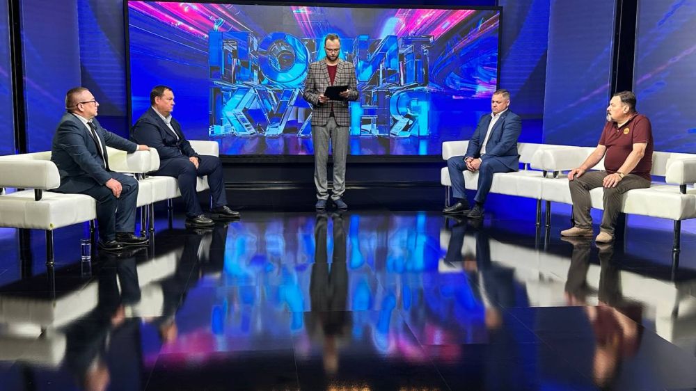 Андрей Крамар — заместитель Председателя Народного Совета ДНР совместно с руководителем Центрального исполкома Общественного...