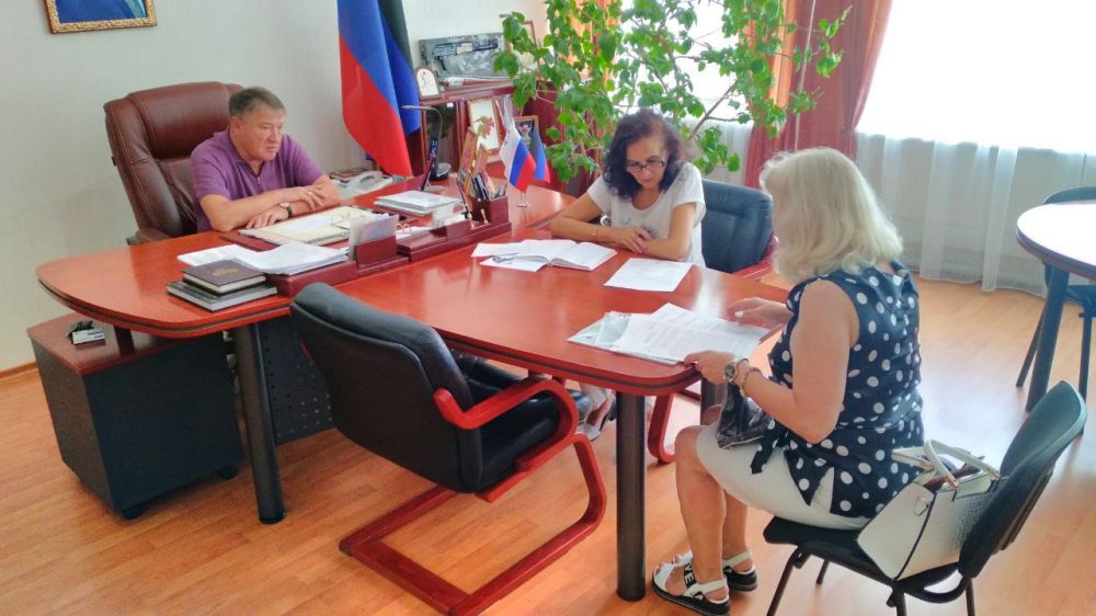 Сегодня, 17 июня 2024 года, руководитель Управы Кировского внутригородского района Администрации городского округа Донецк Донецкой Народной Республики Юрий Будрин провел личный прием граждан