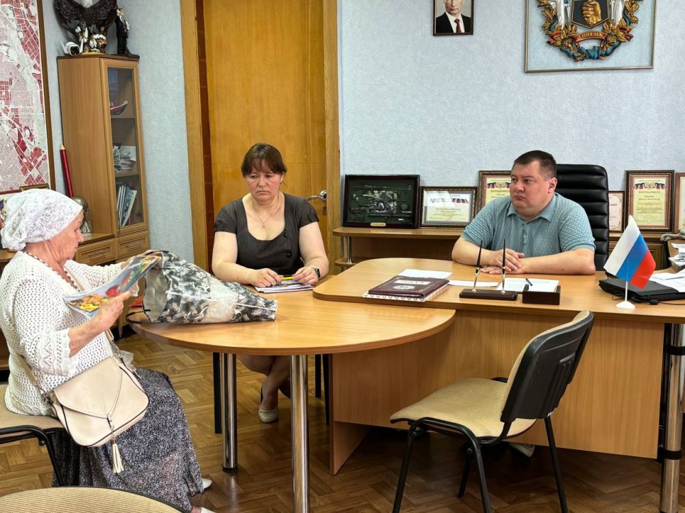 В понедельник, 17 июня, руководитель Управы Куйбышевского внутригородского района Администрации городского округа Донецк Иван Адамец провел прием граждан