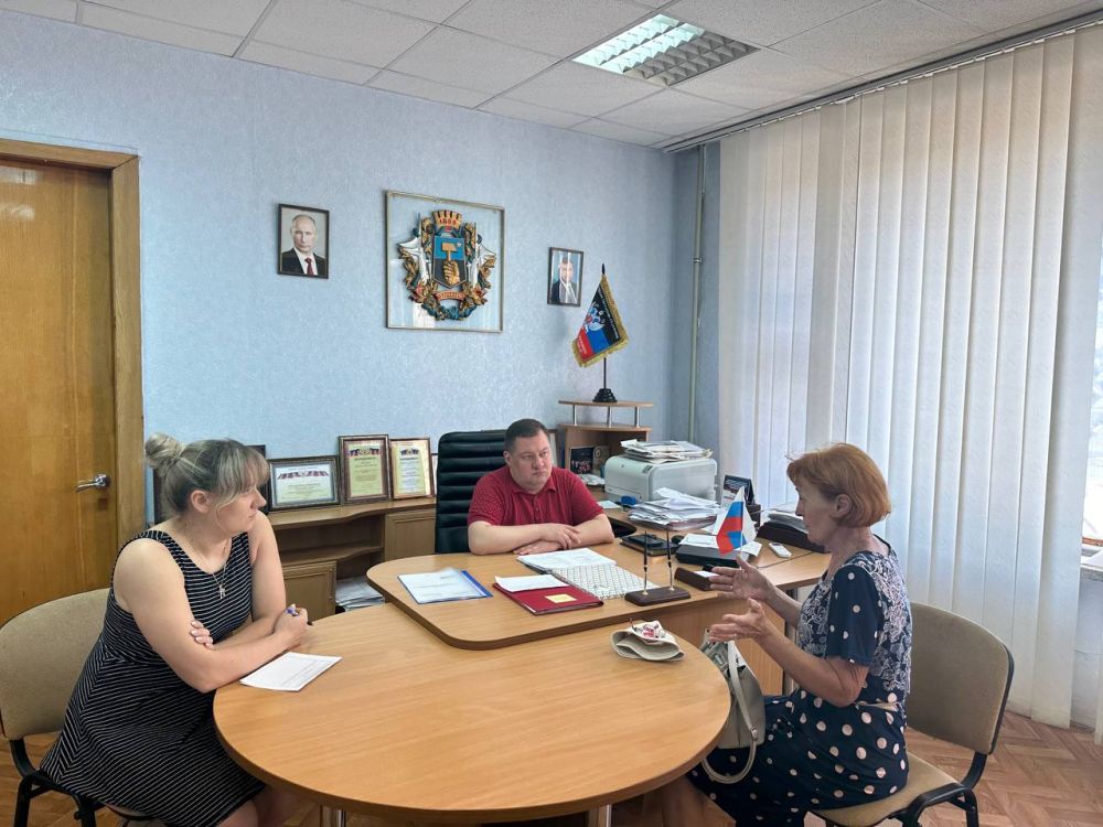 В Куйбышевском районе, на базе общественной приемной партии «Единая Россия», руководитель Управы Куйбышевского внутригородского района Администрации городского округа Донецк Иван Адамец провел прием граждан