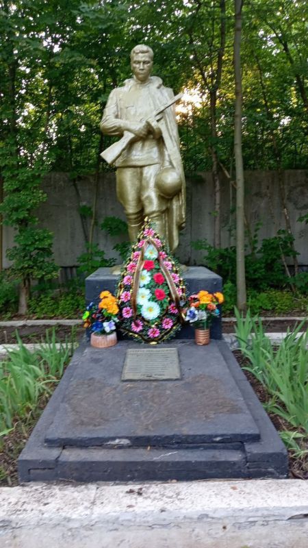 Юрий Будрин: Сегодня 20.06.2024 в преддверии Дня памяти и скорби жители микрорайона "ДОНБАССЭНЕРГО" по инициативе Марьенкова Евгения провели работы по наведению чистоты и порядка вблизи Братской могилы советских воинов в районе шахты 17-17 Бис