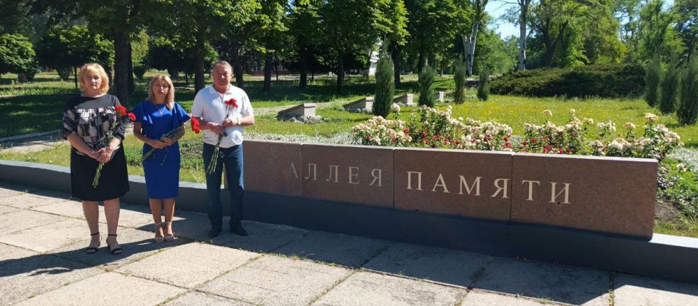 Юрий Будрин: Мы помним…. Сегодня, 21 июня, в Кировском районе Донецка в преддверии Дня памяти и скорби состоялось возложение цветов к Братской могиле советских воинов