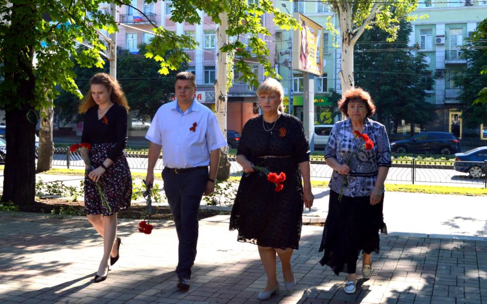 Татьяна Копылова: Сегодня, 21 июня, в преддверии Дня памяти и скорби в Ворошиловском внутригородском районе города Донецка состоялось возложение цветов к памятникам К.А