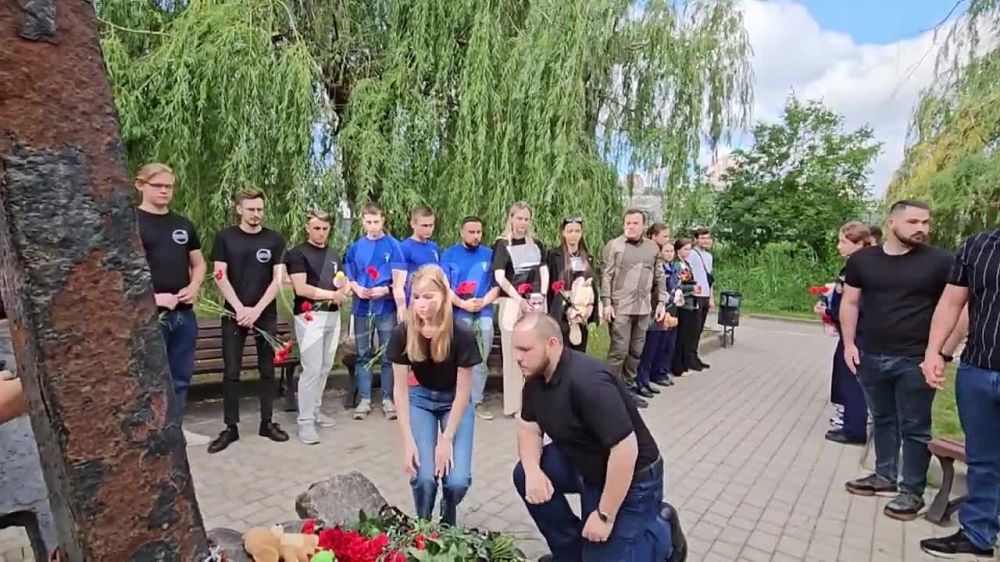 В Донецке почтили память жертв террористического удара ВСУ по пляжу в Севастополе