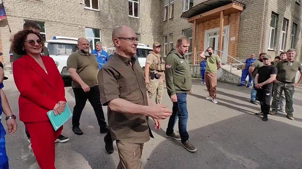 Сергей Кириенко и Денис Пушилин встретились с донецкими медиками и проверили оснащенность машин скорой помощи